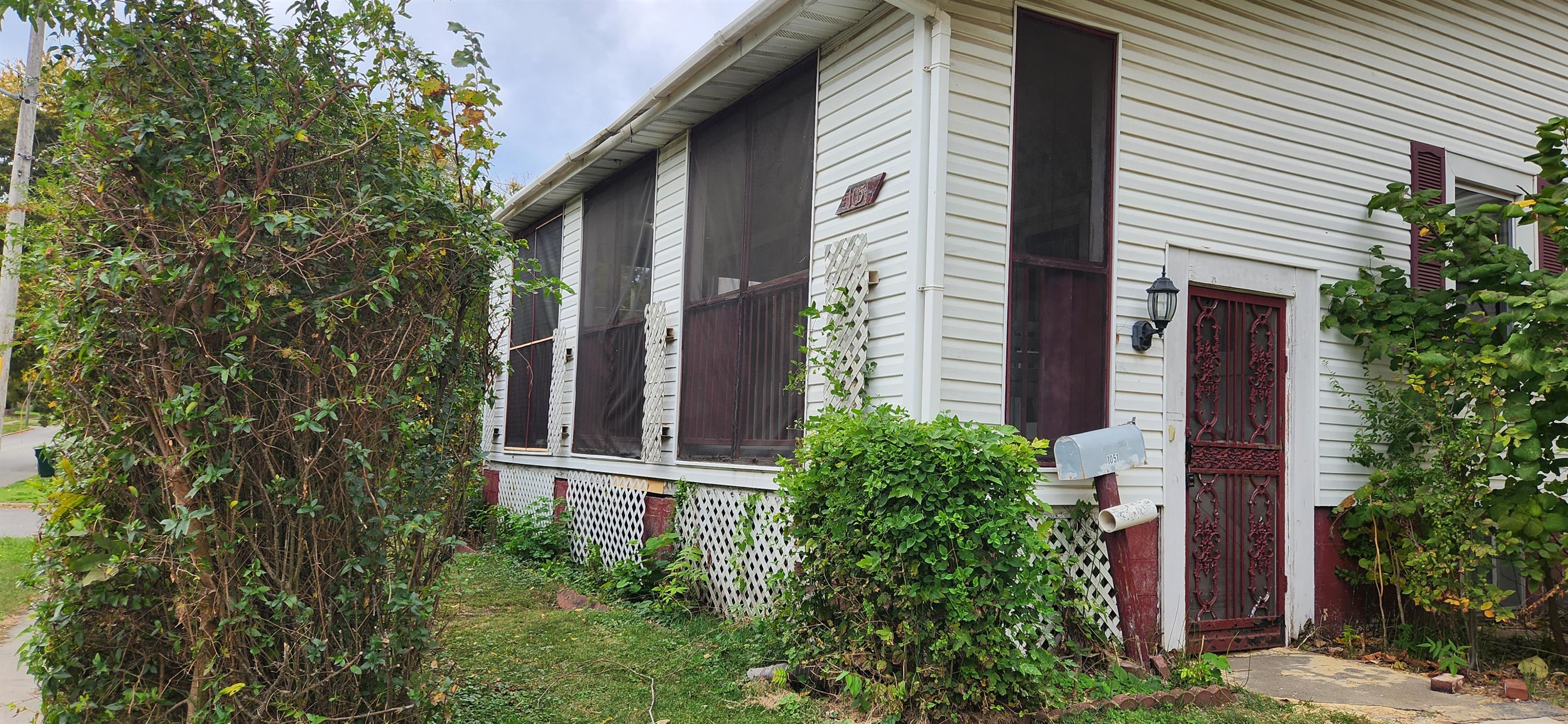 1051 West Calhoun Street